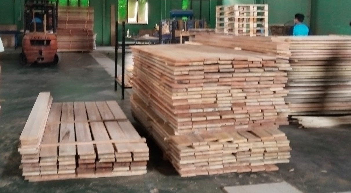 Pine wooden planks warehousing stocks Pine wooden planks warehousing stocks
